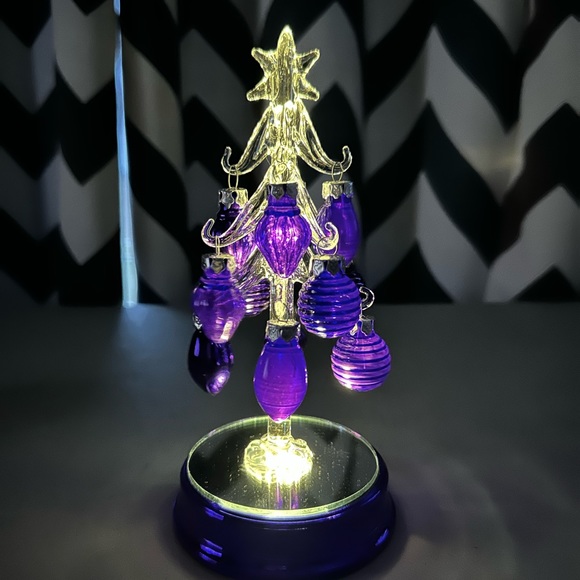Glass color changing Christmas tree - Picture 3 of 3